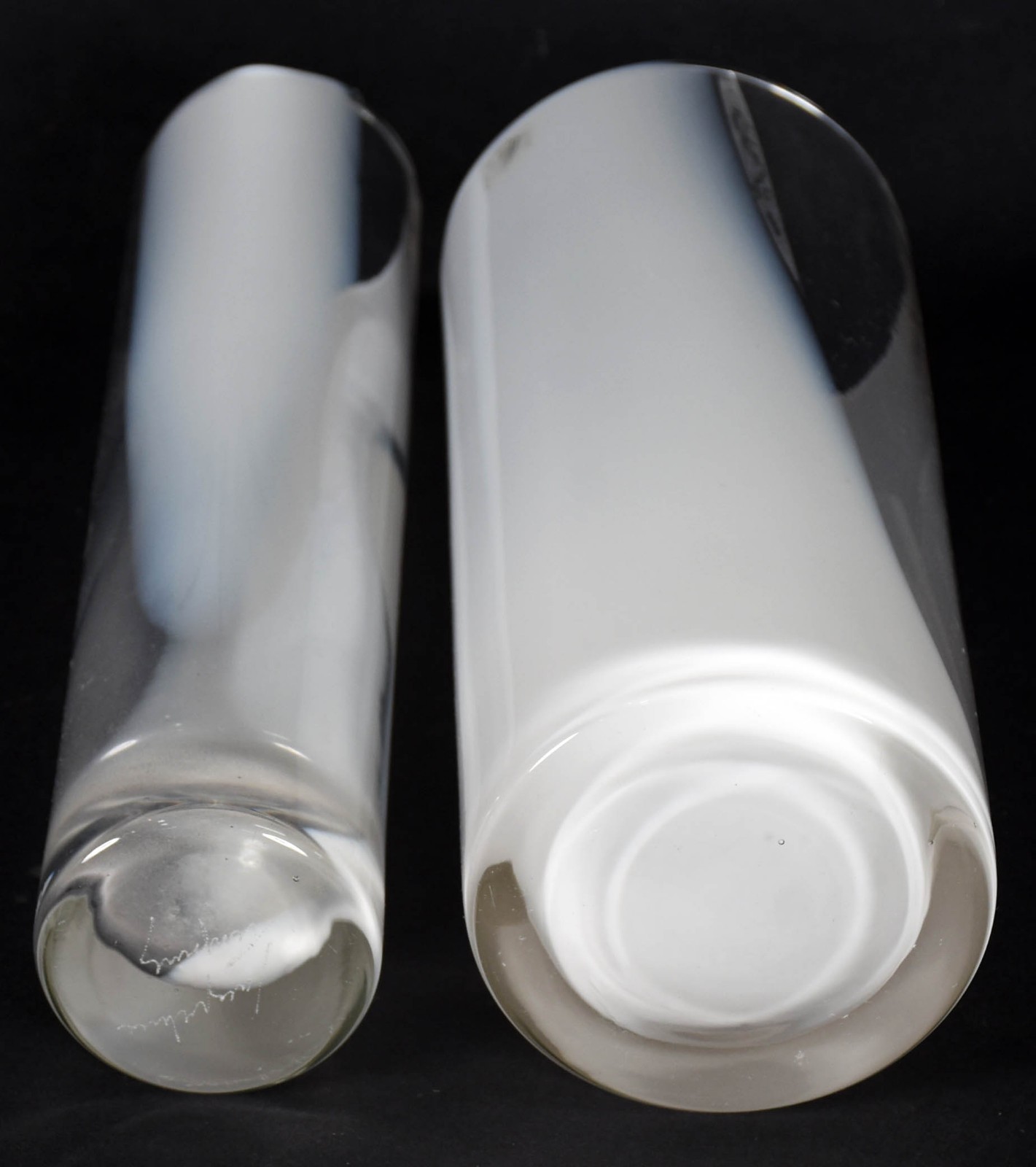 Dois vasos de vidro decorados com mesclas brancas. - foto 4 de 5