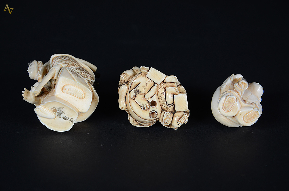 Conjunto com 3 netsukes de marfim. Alturas de 4 à 5,5 cm. - foto 3 de 3