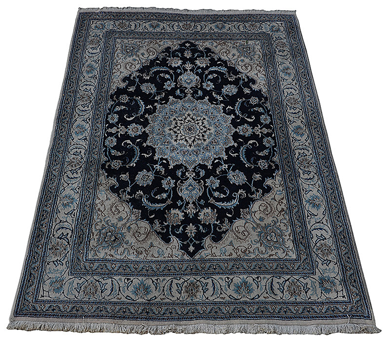 Tapete NAIM medindo 1,68 x 2,46 m.