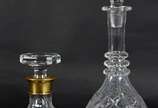 Duas licoreiras de cristal, modelos e lapidaçõe... - Duas licoreiras de cristal, modelos e lapidações diferentes.