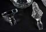 Duas licoreiras de cristal, modelos e lapidaçõe... - Duas licoreiras de cristal, modelos e lapidações diferentes.