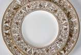 WEDGWOOD (1759),  - Conjunto com um prato grande para bolo e seis de sobremesa, de porcelana inglesa com aplicações de ouro, denominados  Gold Florentine.