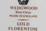 WEDGWOOD (1759),  - Conjunto com um prato grande para bolo e seis de sobremesa, de porcelana inglesa com aplicações de ouro, denominados  Gold Florentine.