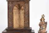 Imagem de Nossa Senhora da Conceição de madeira... - Imagem de Nossa Senhora da Conceição de madeira policromada, acompanhada  por pequeno oratório com colunas entalhadas. (altura da Santa com a co...