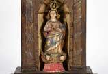 Imagem de Nossa Senhora da Conceição de madeira... - Imagem de Nossa Senhora da Conceição de madeira policromada, acompanhada  por pequeno oratório com colunas entalhadas. (altura da Santa com a co...