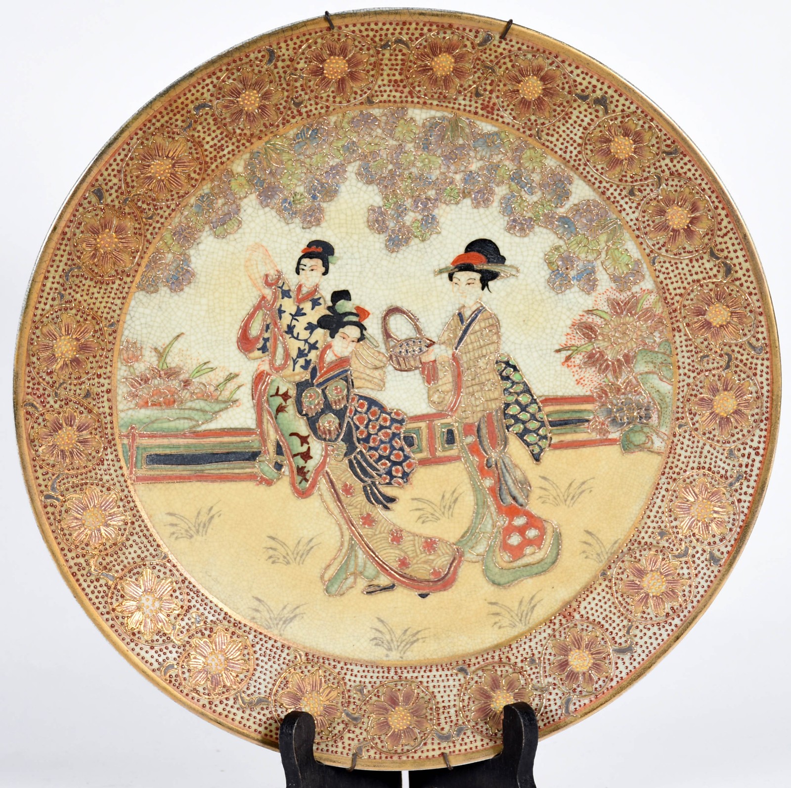 Medalhão decorativo de porcelana oriental com figuras femininas em... - foto 1 de 4