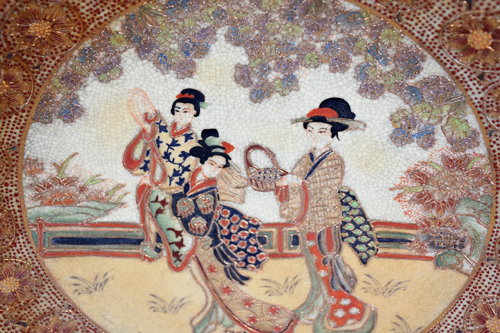 Medalhão decorativo de porcelana oriental com figuras femininas em... - foto 2 de 4