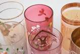 Coleção com 20 antigos copos e 1 caneca de vidr... - Coleção com 20 antigos copos e 1 caneca de vidro decoradas com realces dourados, em diversos modelos.