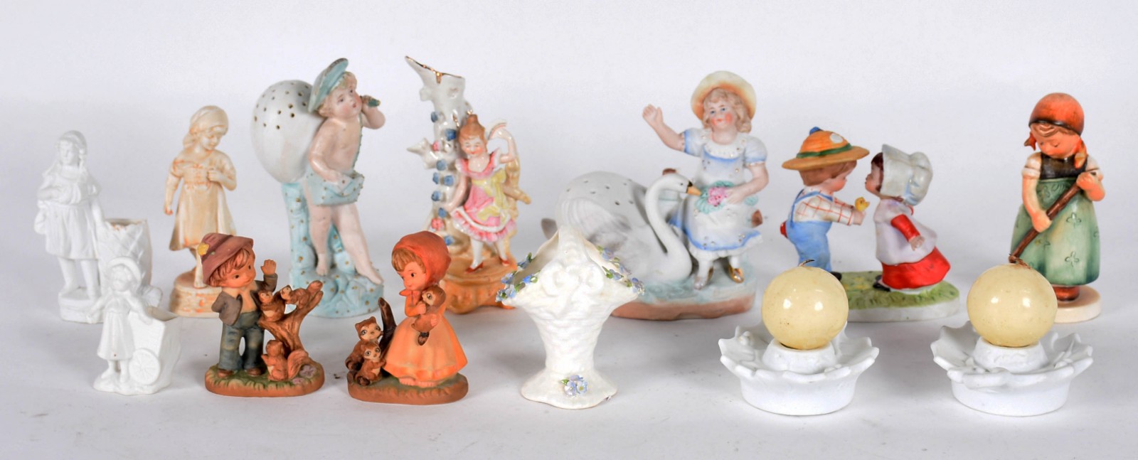 Lote com 13 pequenas peças de porcelana, sendo 6 paliteiros, 5... - foto 1 de 6
