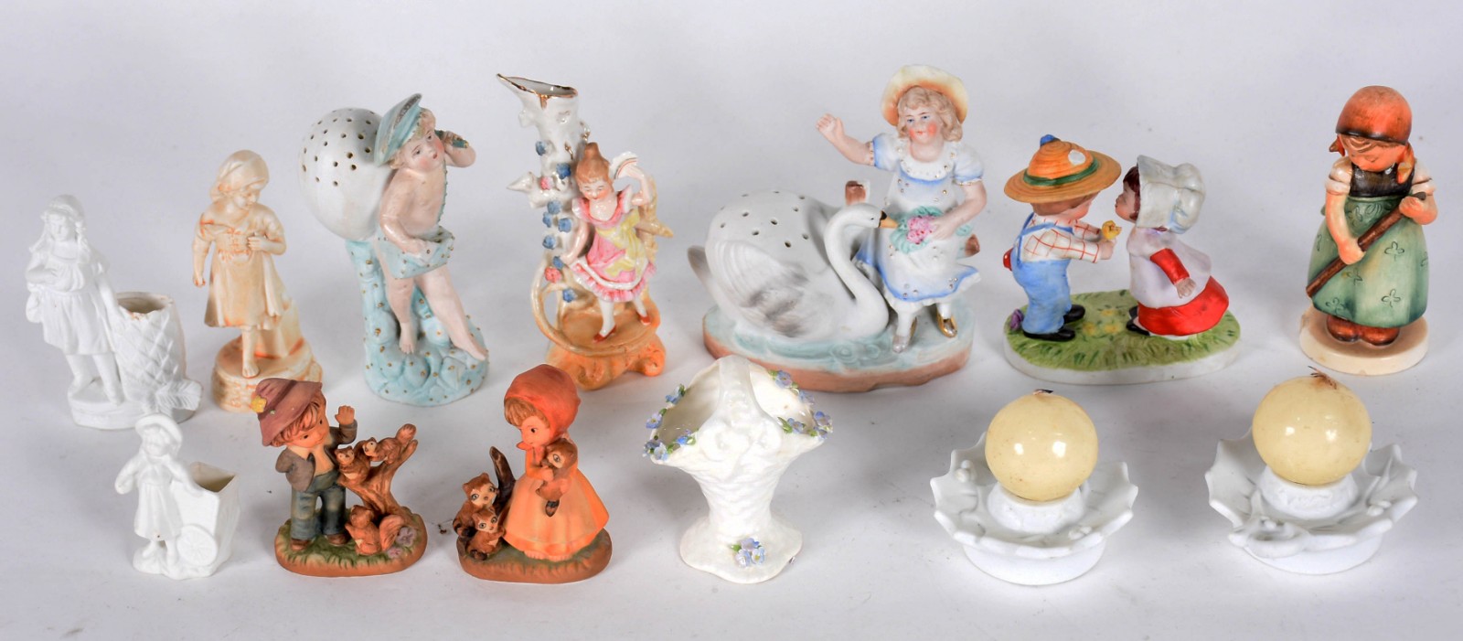 Lote com 13 pequenas peças de porcelana, sendo 6 paliteiros, 5... - foto 2 de 6