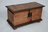 Antiga arca mineira em madeira nobre com ferrag... - Antiga arca mineira em madeira nobre com ferragens aparentes e chave. Medidas 84 x 39 cm e altura 48 cm.