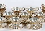 Conjunto com 12 xícaras com pires para café de ... - Conjunto com 12 xícaras com pires para café de metal espessurado a prata.