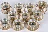Conjunto com 12 xícaras com pires para café de ... - Conjunto com 12 xícaras com pires para café de metal espessurado a prata.