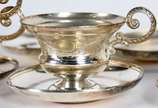 Conjunto com 12 xícaras com pires para café de ... - Conjunto com 12 xícaras com pires para café de metal espessurado a prata.