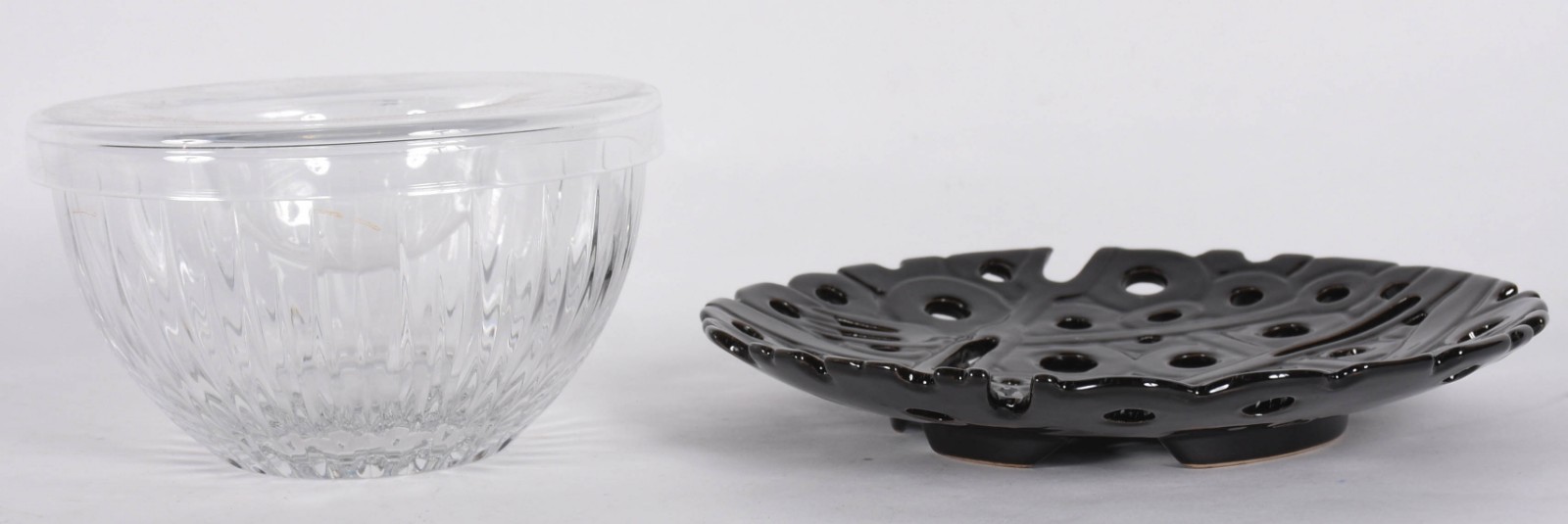 Duas peças sendo: Porta caviar de cristal e prato decorativo de... - foto 2 de 4