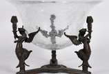 Centro de mesa com base de bronze em tres apoio... - Centro de mesa com base de bronze em tres apoios representando figuras femininas estilizadas com bowl interno de vidro craquelê (trincado na base).