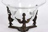 Centro de mesa com base de bronze em tres apoio... - Centro de mesa com base de bronze em tres apoios representando figuras femininas estilizadas com bowl interno de vidro craquelê (trincado na base).