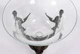 Centro de mesa com base de bronze em tres apoio... - Centro de mesa com base de bronze em tres apoios representando figuras femininas estilizadas com bowl interno de vidro craquelê (trincado na base).