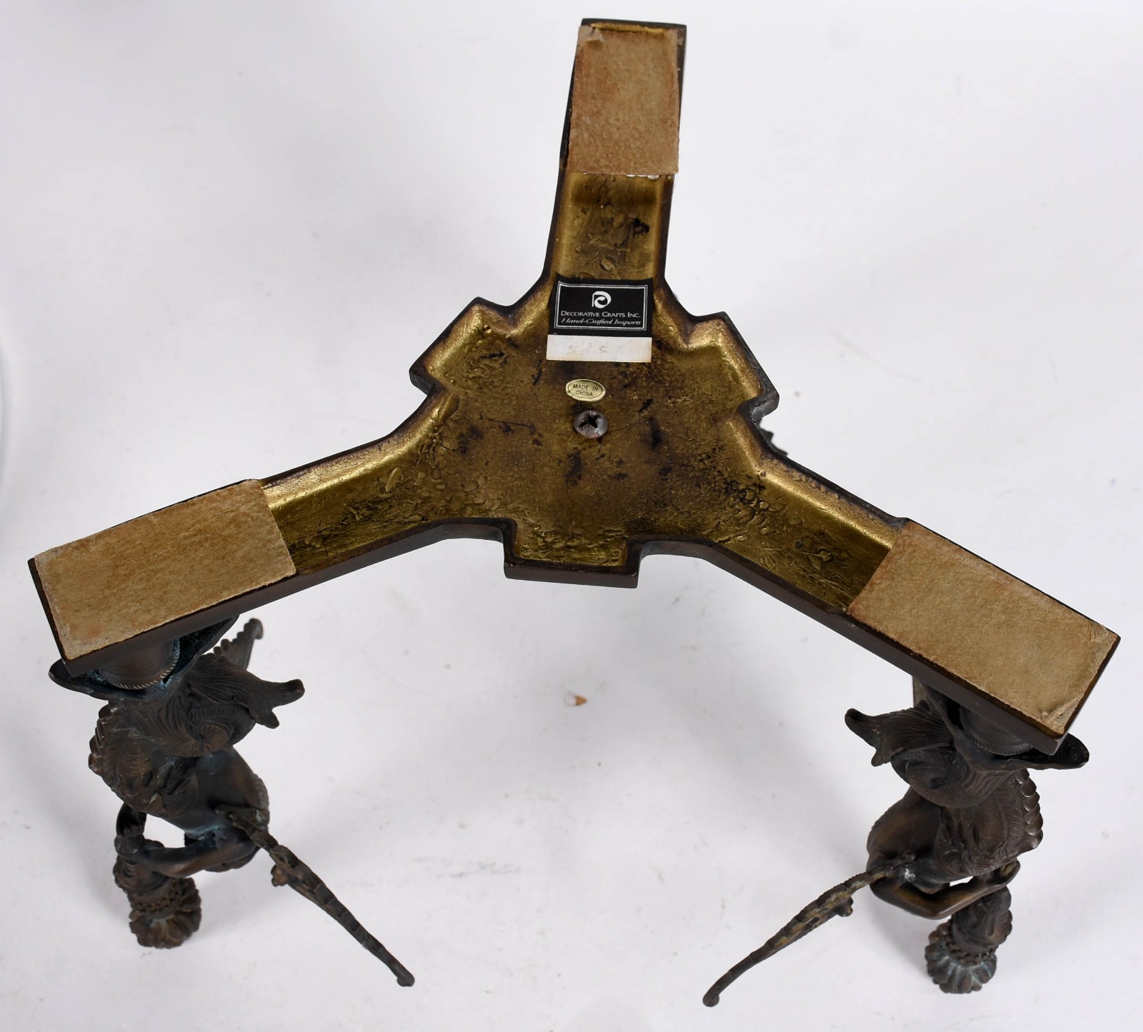 Centro de mesa com base de bronze em tres apoios representando... - foto 5 de 6