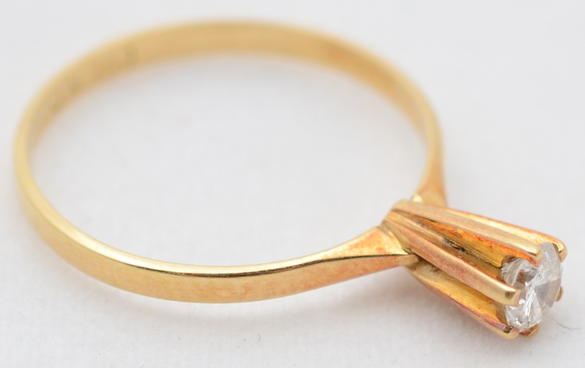 Anel solitário de ouro amarelo 18 k com aproximadamente 0.20 ct de...