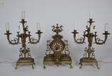 Garniture de bronze  com relógio a pilha ( Altu... - Garniture de bronze  com relógio a pilha ( Altura  38 cm)  e par de candelabros para 5 luzes cada (altura 48 cm cada).