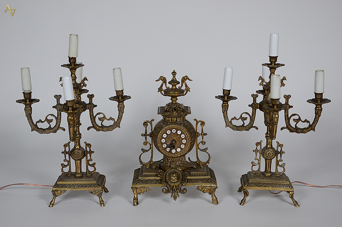Garniture de bronze com relógio a pilha ( Altura 38 cm) e par de...