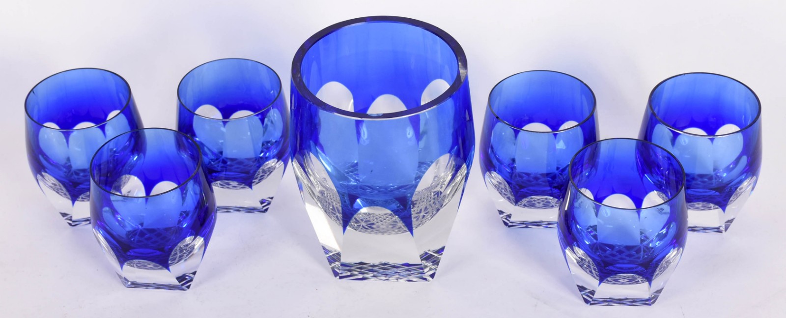 Seis copos brancos e azuis de cristal e um porta gelo para whisky. - foto 2 de 6