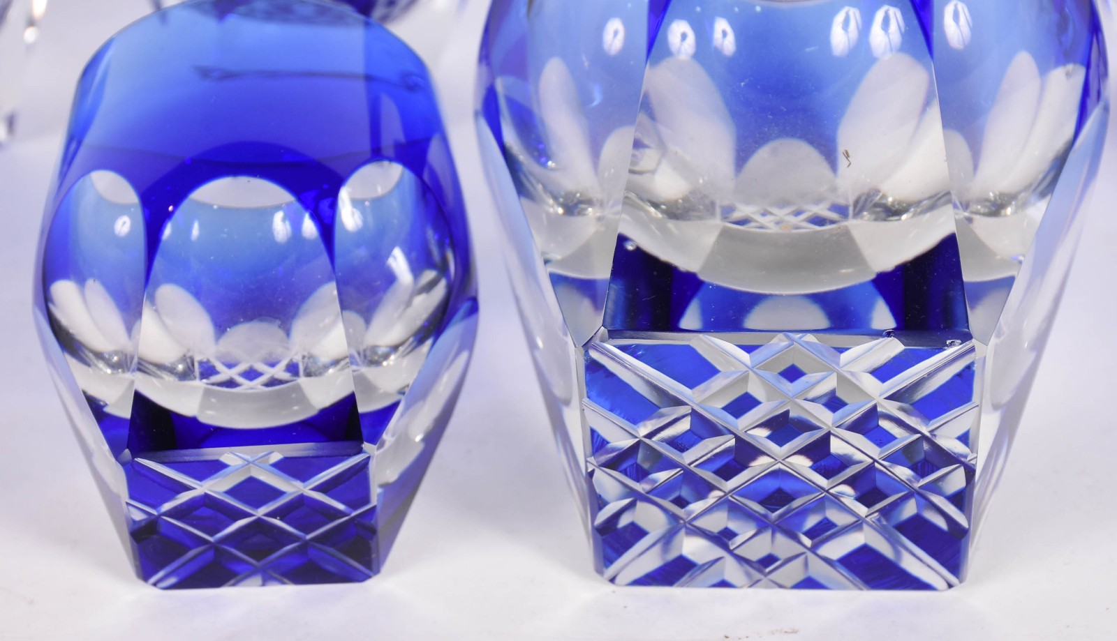 Seis copos brancos e azuis de cristal e um porta gelo para whisky. - foto 4 de 6