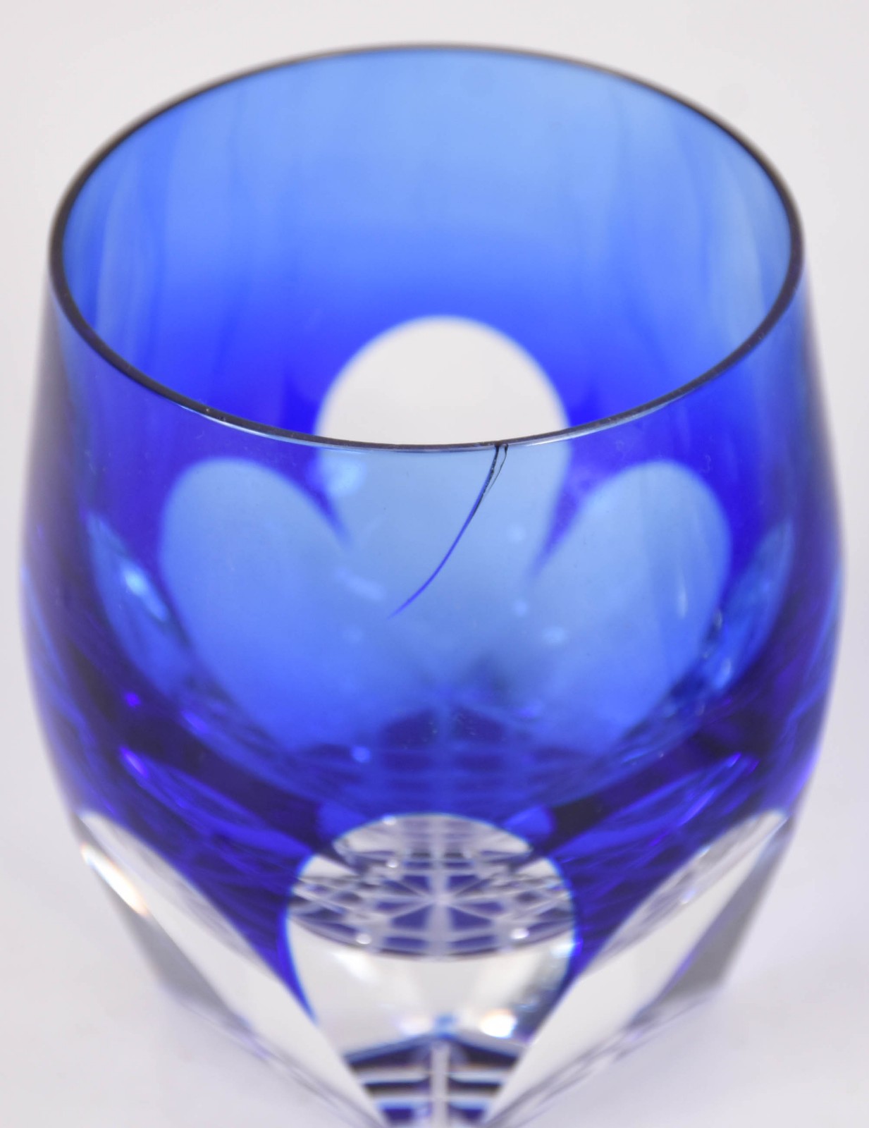 Seis copos brancos e azuis de cristal e um porta gelo para whisky. - foto 5 de 6