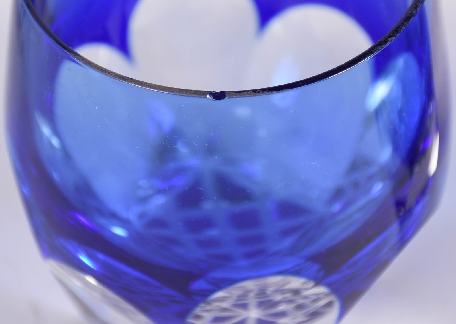 Seis copos brancos e azuis de cristal e um porta gelo para whisky. - foto 6 de 6