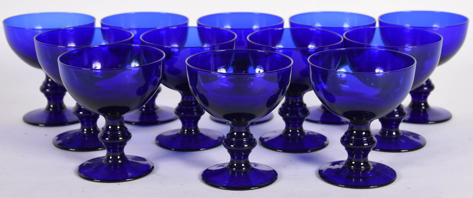 Doze taças de vidro azul para sobremesa ou champagne. - foto 1 de 3
