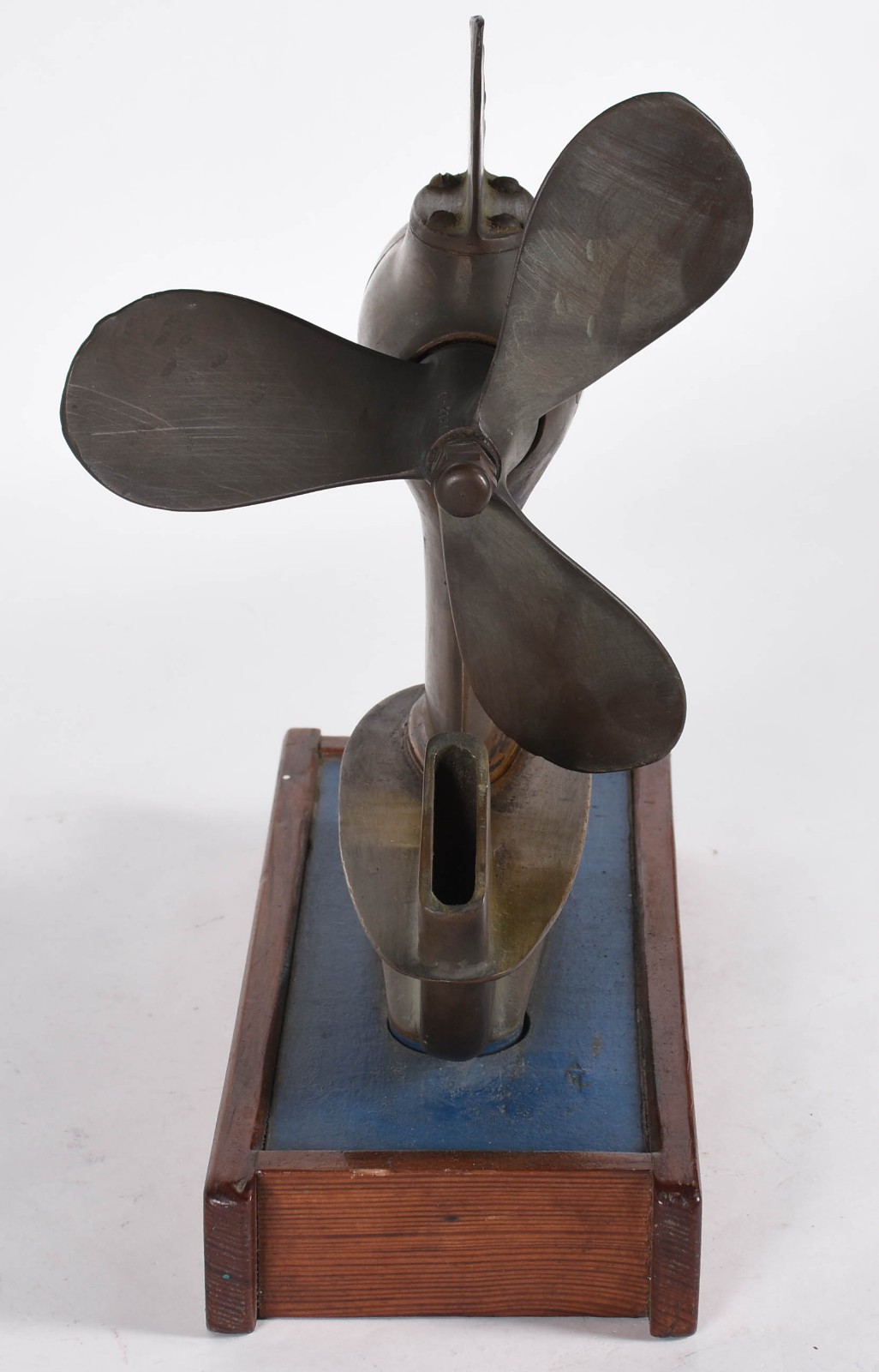 Hélice de bronze com base de madeira (altura total com a base 40 x... - foto 3 de 5