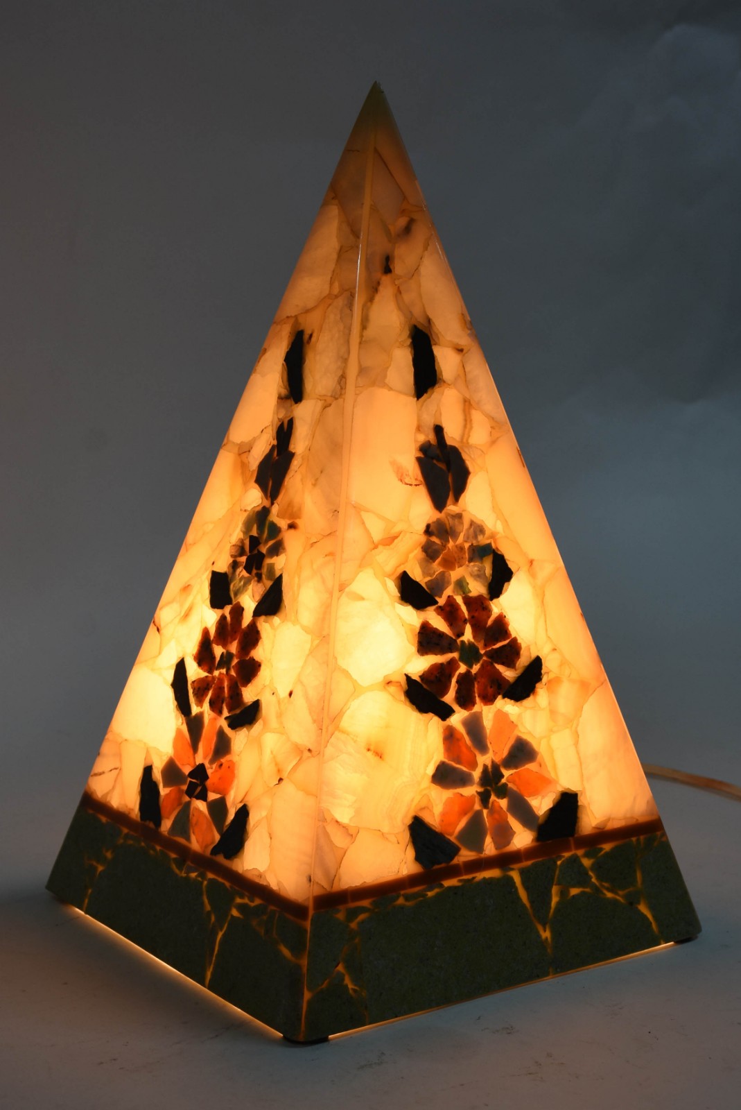 Luminária em mosaicos de mármore. - foto 4 de 5