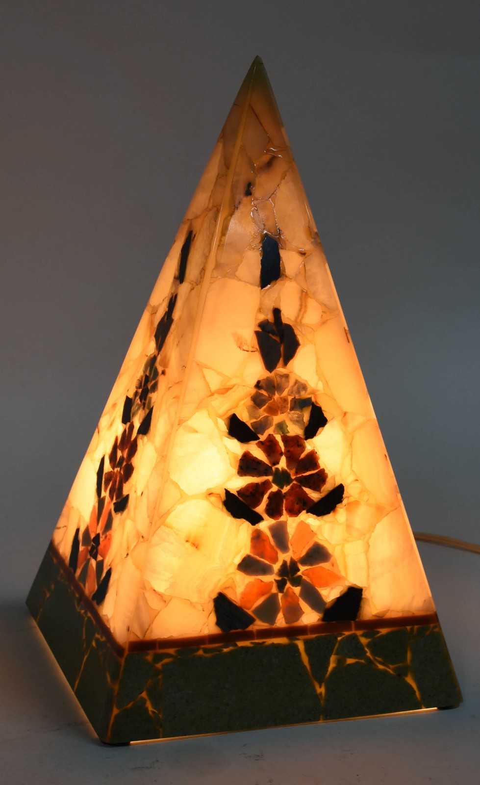 Luminária em mosaicos de mármore. - foto 5 de 5
