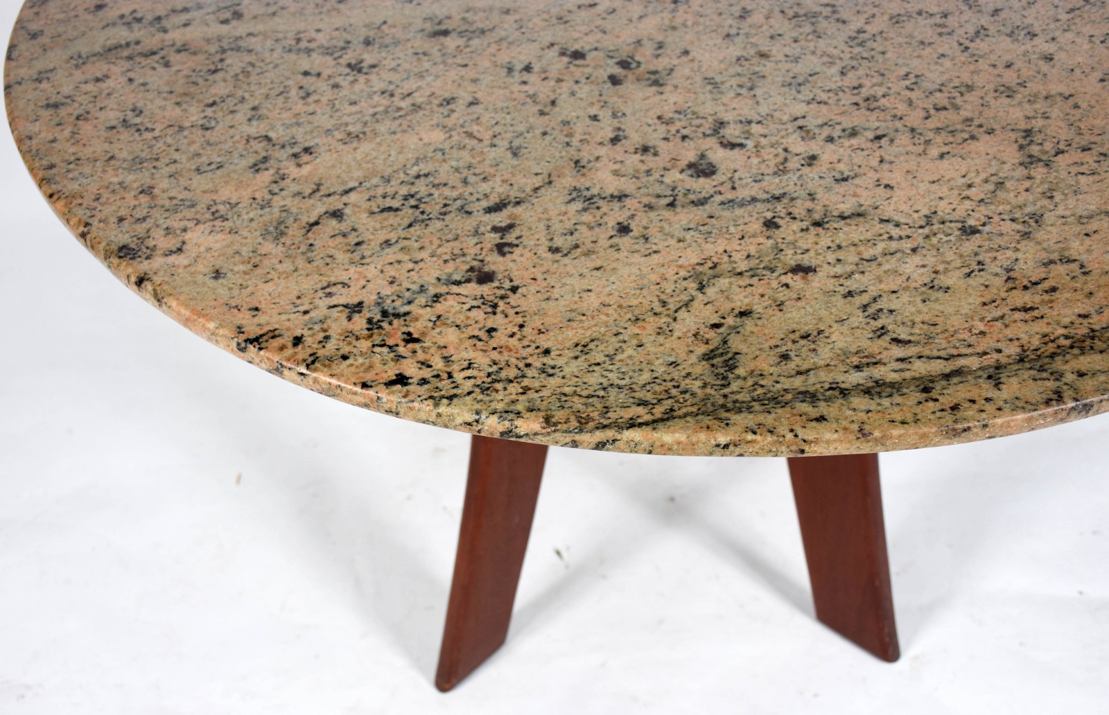 Mesa com base de madeira e tampo de mármore redondo. - foto 3 de 4