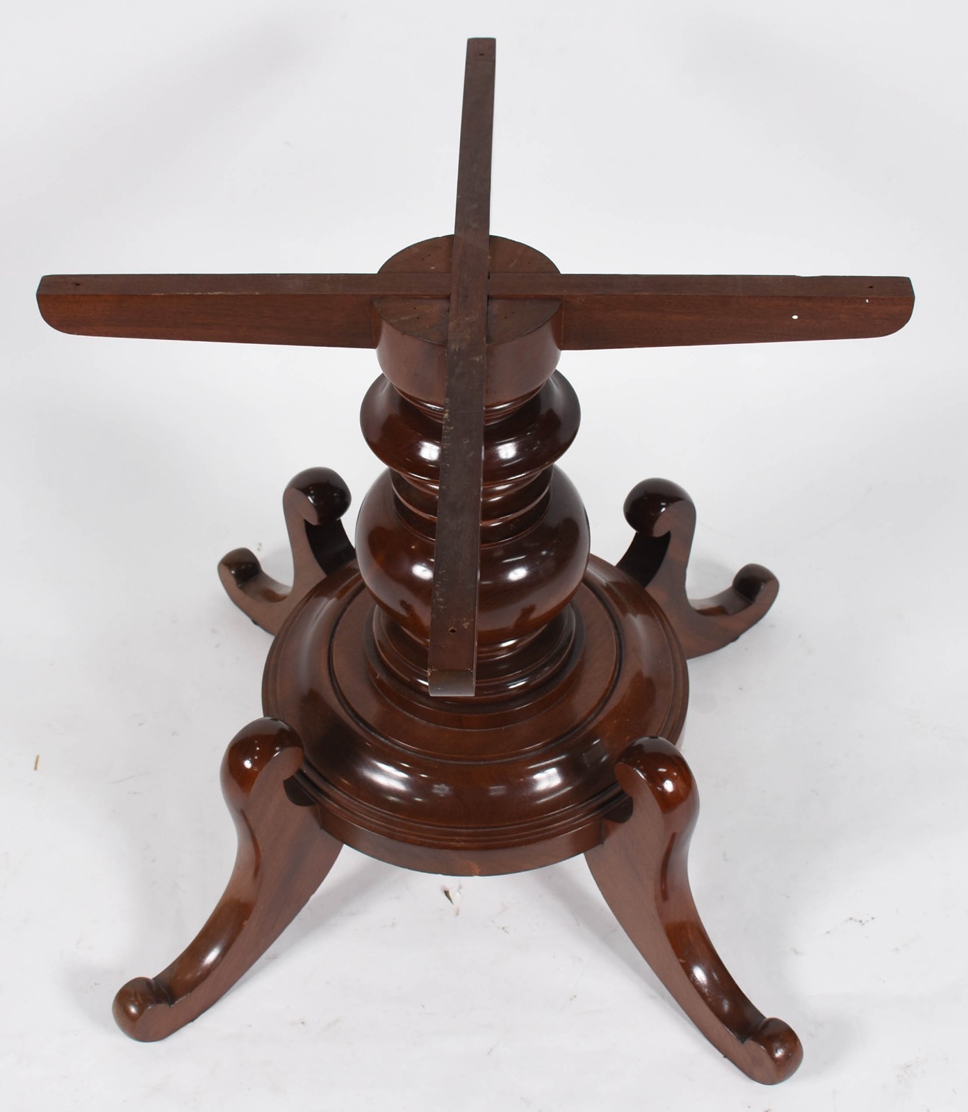 Mesa de madeira nobre feitio redondo com tábua extensora medindo 40... - foto 4 de 7