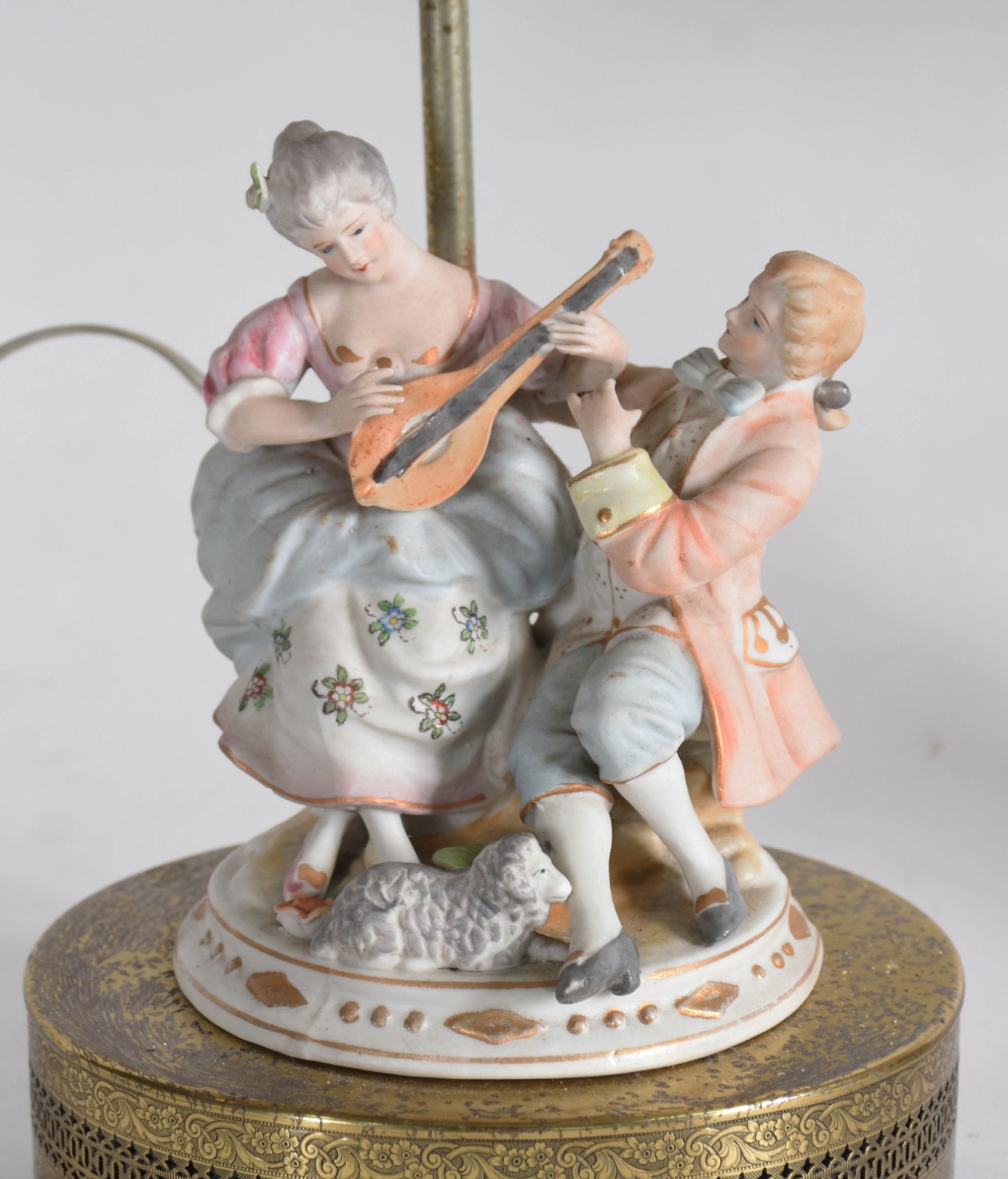 Par de abatjoures em porcelana representando casais de nobres... - foto 2 de 4