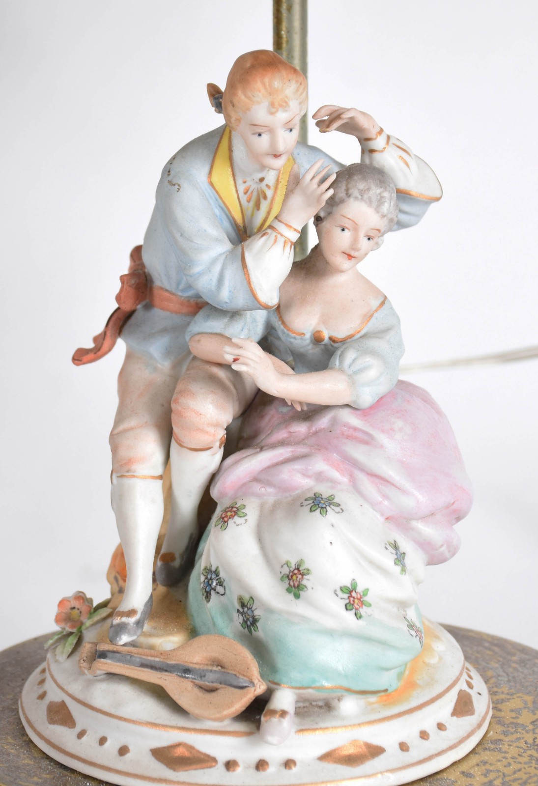 Par de abatjoures em porcelana representando casais de nobres... - foto 3 de 4