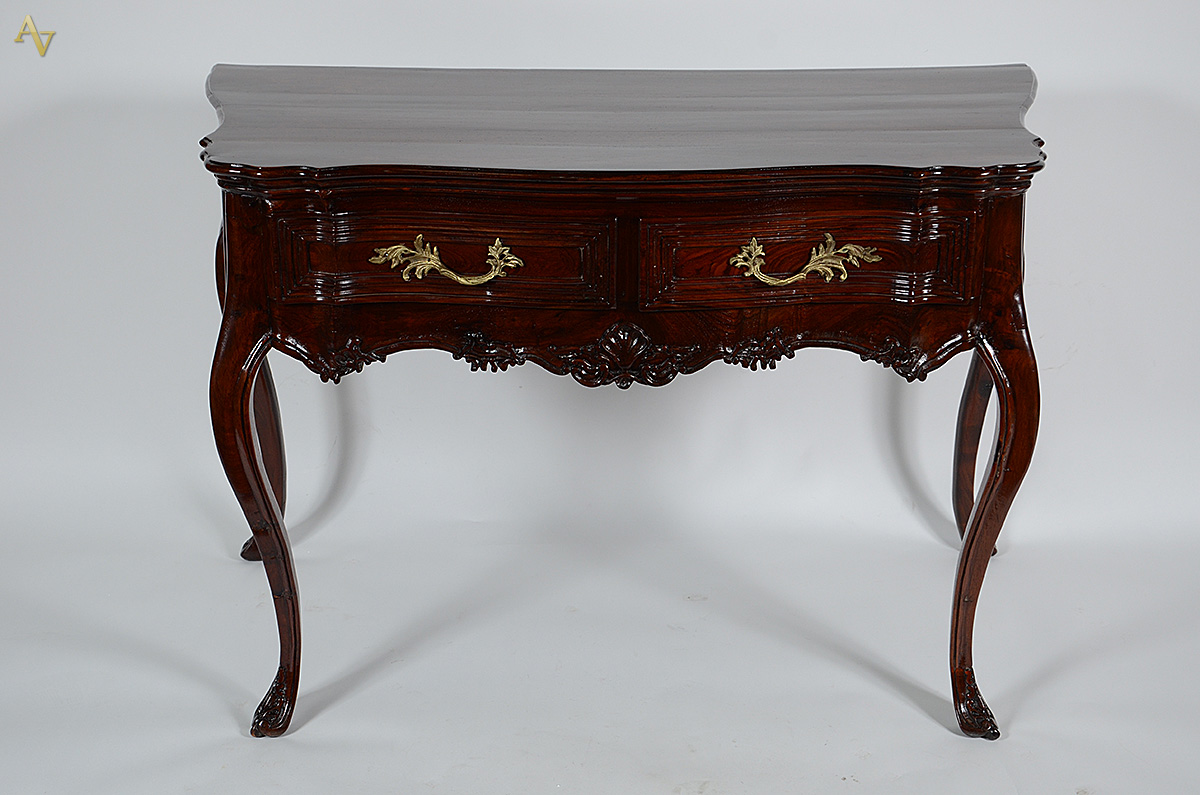Mesa de encostar de jacarandá da Bahia, estilo D. José, duas gavetas... - foto 1 de 2