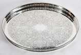 Bandeja oval com grade vazada de metal prateado. - Bandeja oval com grade vazada de metal prateado.