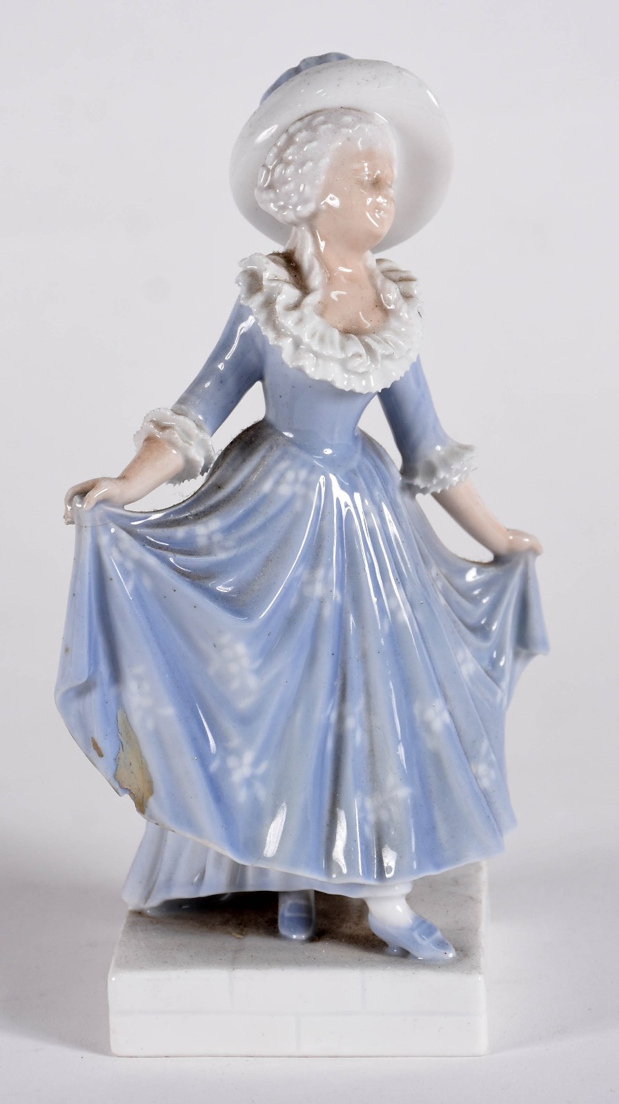 Estatueta de porcelana policromada representando camponesa (com... - foto 1 de 5