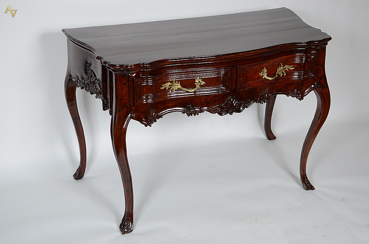 Mesa de encostar de jacarandá da Bahia, estilo D. José, duas gavetas... - foto 2 de 2
