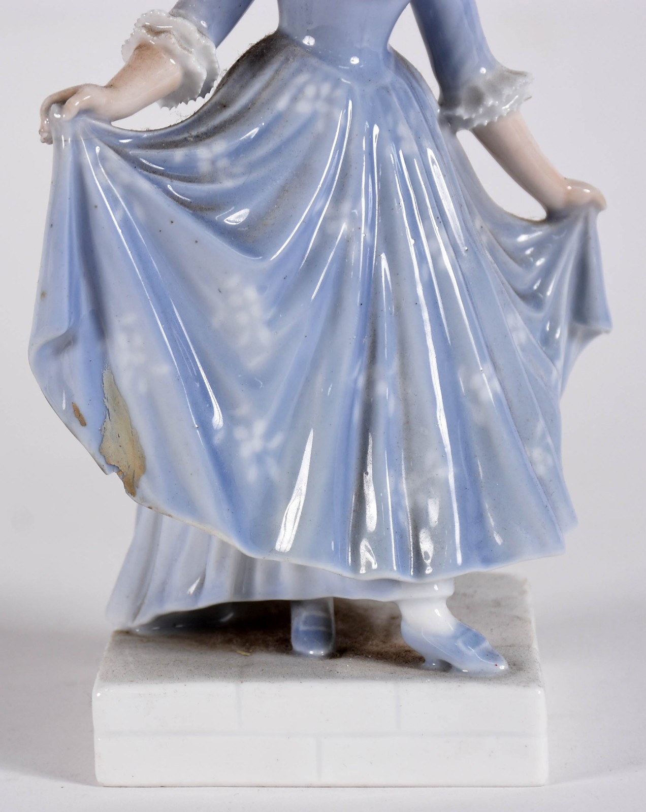 Estatueta de porcelana policromada representando camponesa (com... - foto 2 de 5