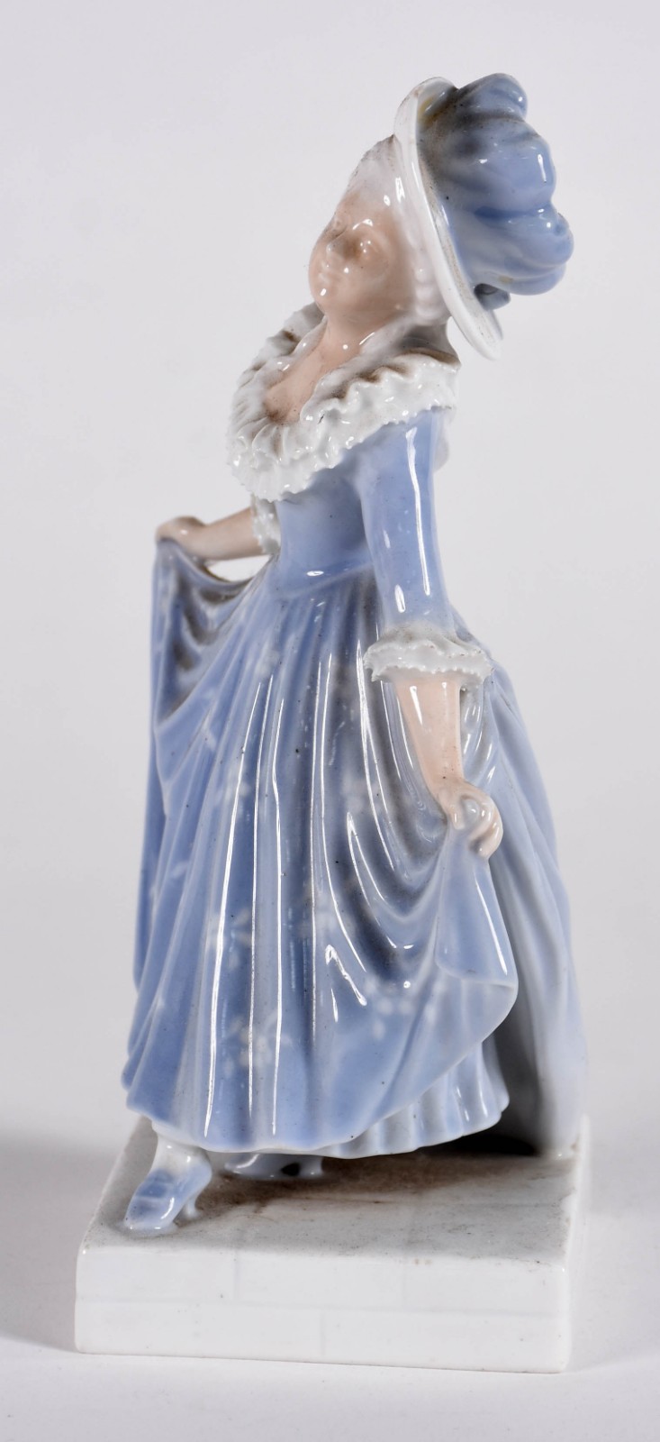 Estatueta de porcelana policromada representando camponesa (com... - foto 4 de 5