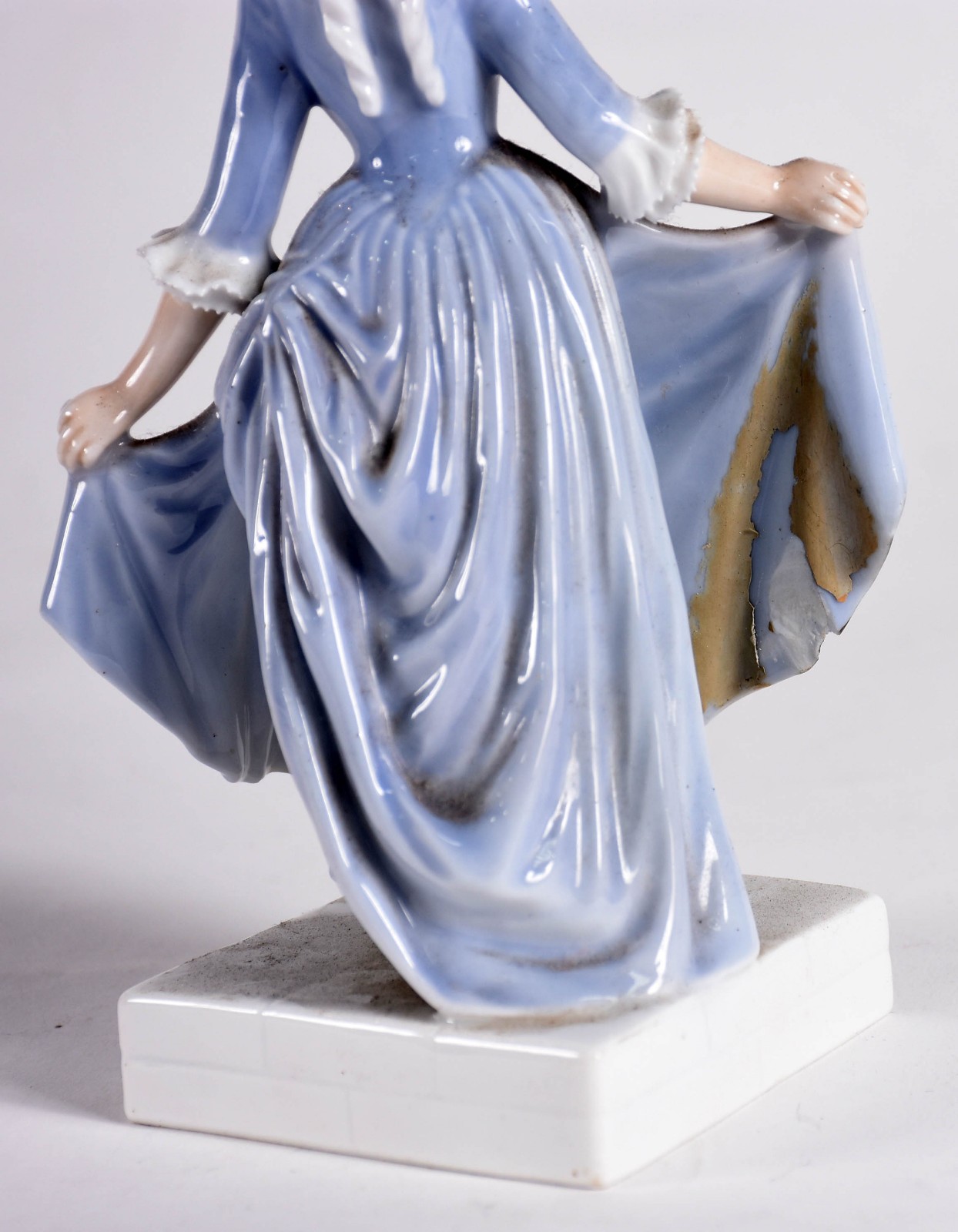 Estatueta de porcelana policromada representando camponesa (com... - foto 5 de 5