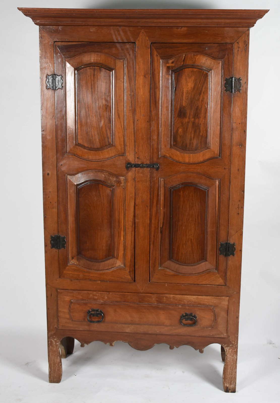 Armário de madeira nobre com 2 portas almofadadas e gaveta externa na... - foto 2 de 4