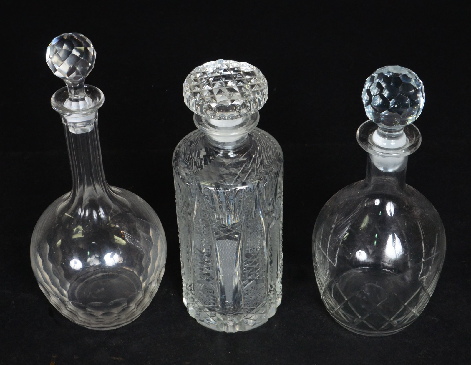 Três garrafas de cristal europeu em diferentes lapidações. - foto 2 de 2