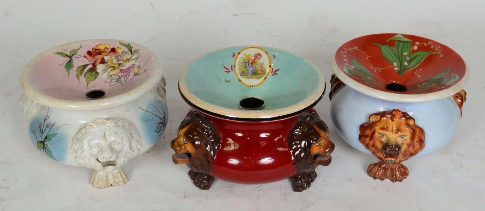 Três escarradeiras de porcelana (com restauros). - foto 1 de 4