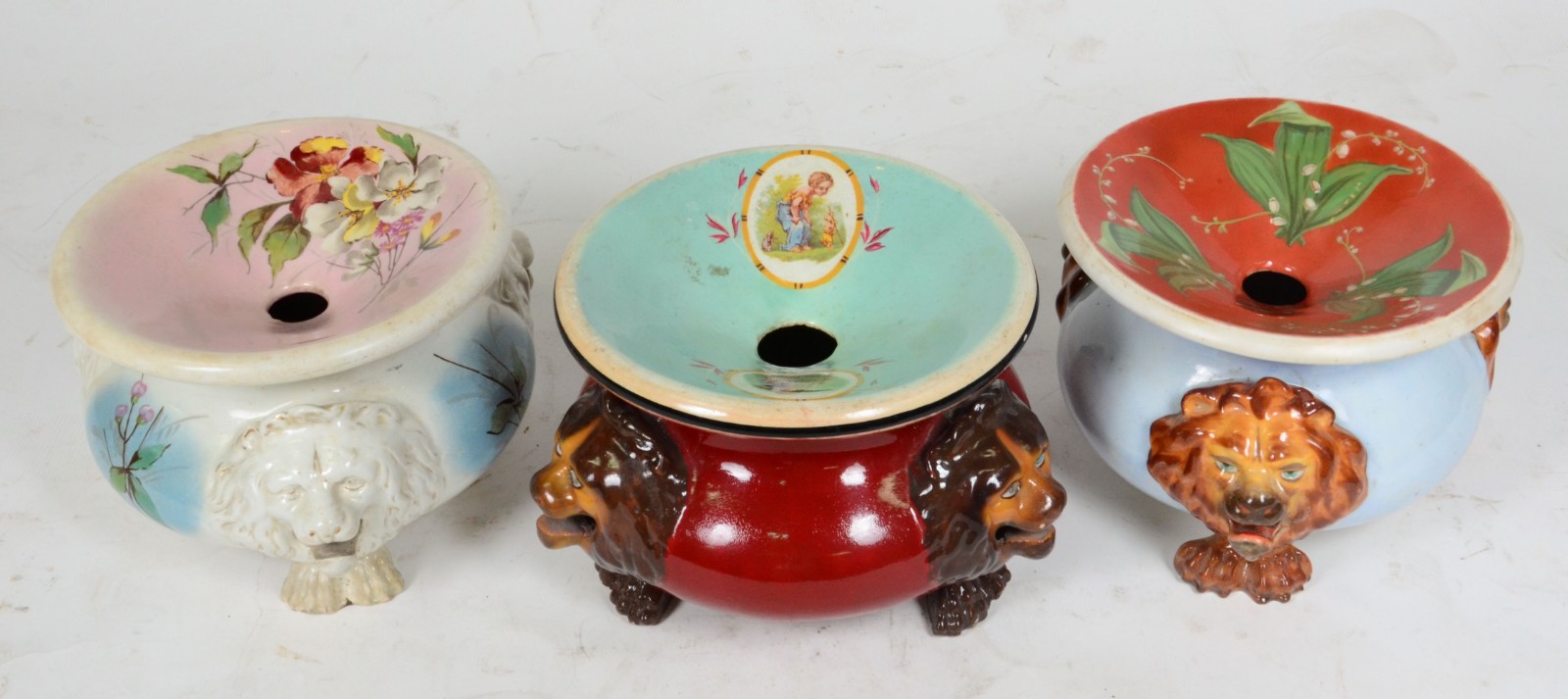 Três escarradeiras de porcelana (com restauros). - foto 2 de 4