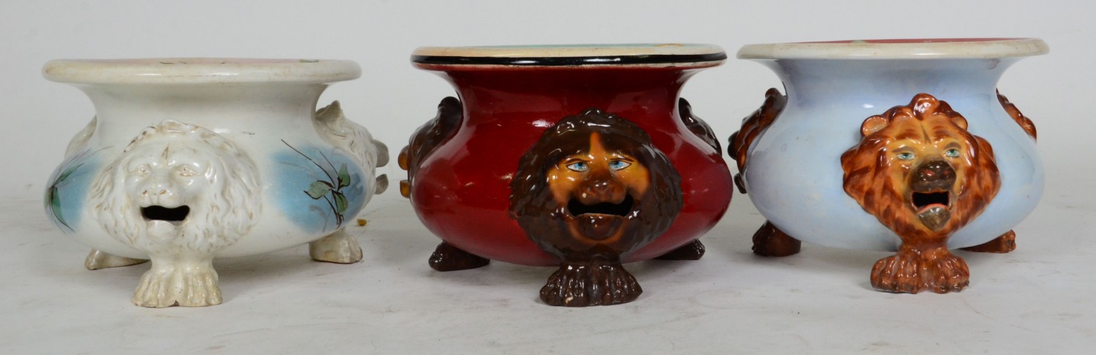 Três escarradeiras de porcelana (com restauros). - foto 3 de 4